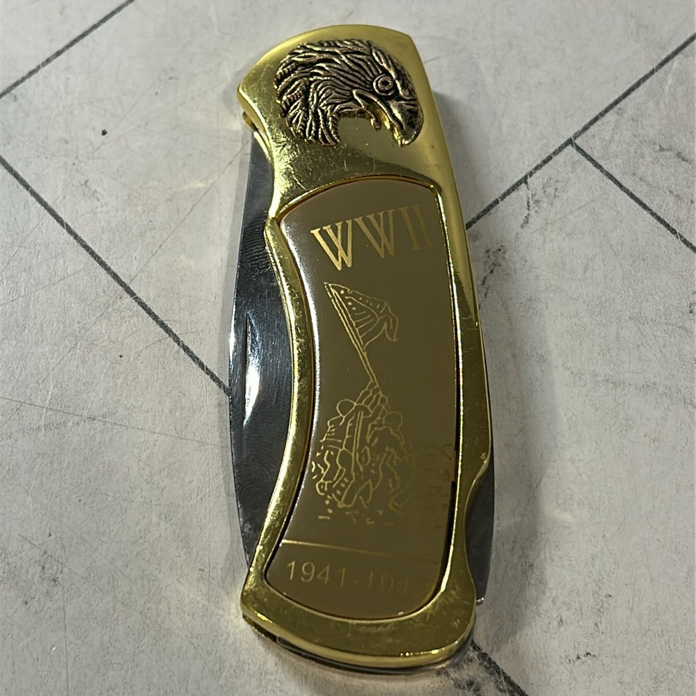 Commemerative World War II 1941-1945 Eagle Gold Folding Pocket Collectible